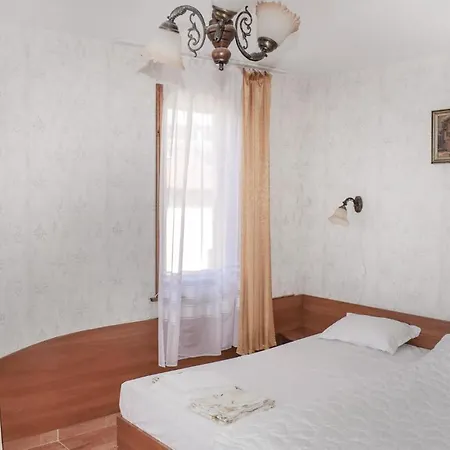 Six-bedroom Holiday In Sunny Beach